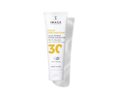 <p><span style="color: rgb(0, 0, 0); font-size: 16px">A mineral tinted moisturizer with SPF 30 and XOSM Technology™ that evens out skin tone and gives a radiant, healthy finish while providing broad-spectrum sunscreen protection. Travel size.</span></p>