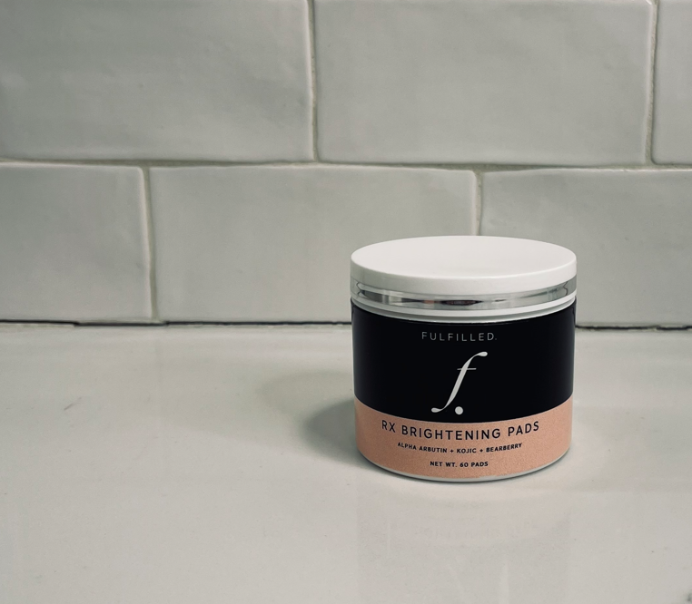 <p><span style="color: rgb(0, 0, 0); font-size: 15px">6% Hydroquinone pre-dosed treatment pads infused with botanical brighteners, antioxidants, and hydroquinone to target discoloration at the source. Hydroquinone inhibits melanin production to visibly reduce hyperpigmentation, even skin tone, and revive dull, uneven texture. Ideal for prepping pigment-prone skin before treatments and maintaining clarity over time, especially when paired with daily sun protection.</span></p>